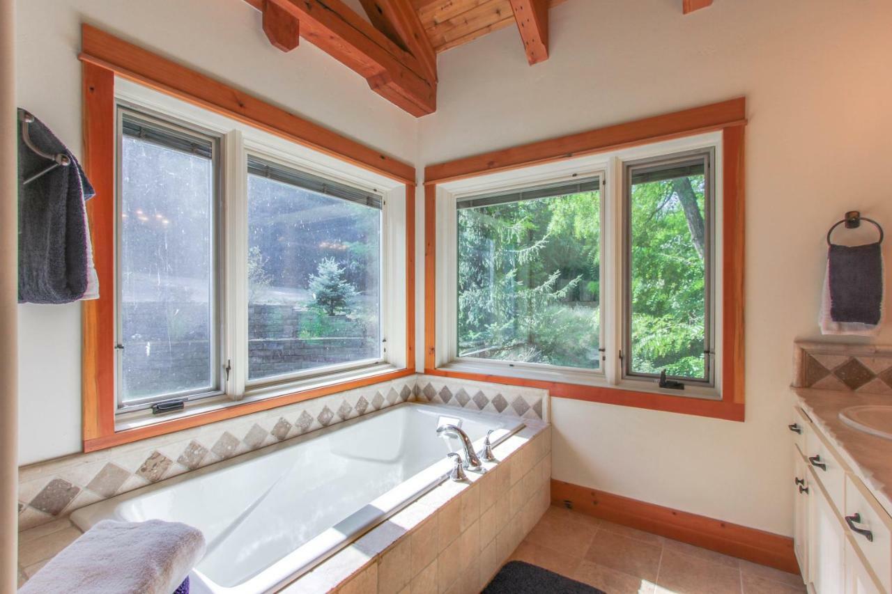 Bottle Bay Lakefront Lodge 샌드포인트 외부 사진